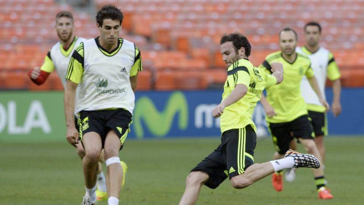 Los jugadores de la selección española Javi Martínez (i) y Juan Mata (d), durante la sesión de trabajo en Washington.