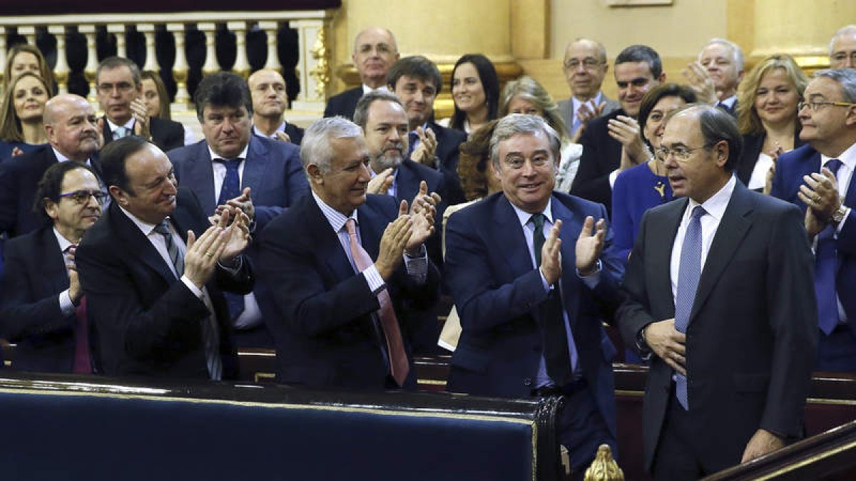 Luis Aznar, primero por la izquierda, aplaude la elección de Pío García Escuredo.