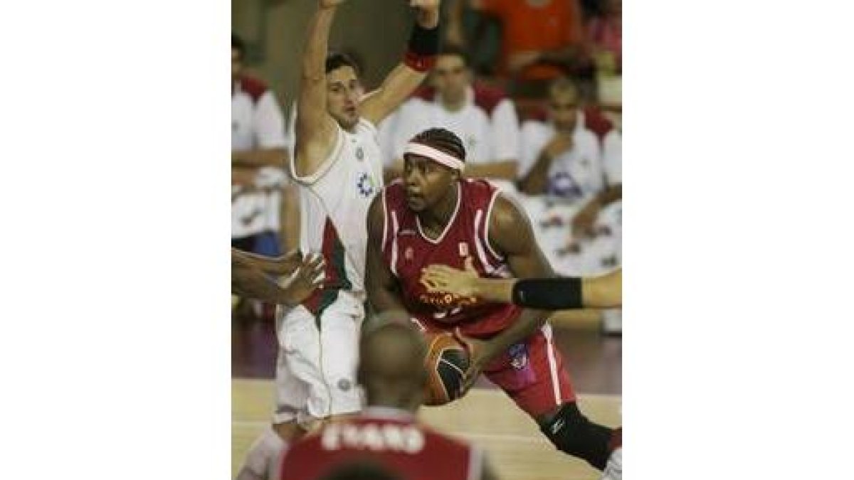 Hughes, uno de los pilares del Begar, se mide a su ex equipo
