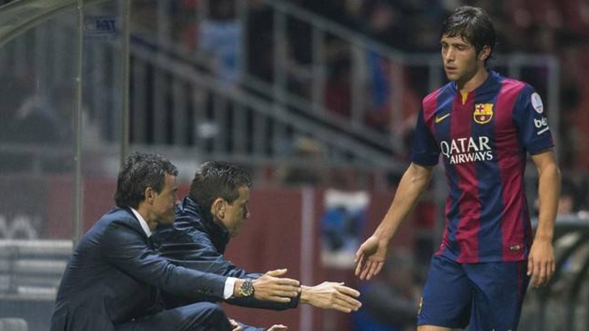 Luis Enrique y Unzue felicitan a Sergi Roberto.