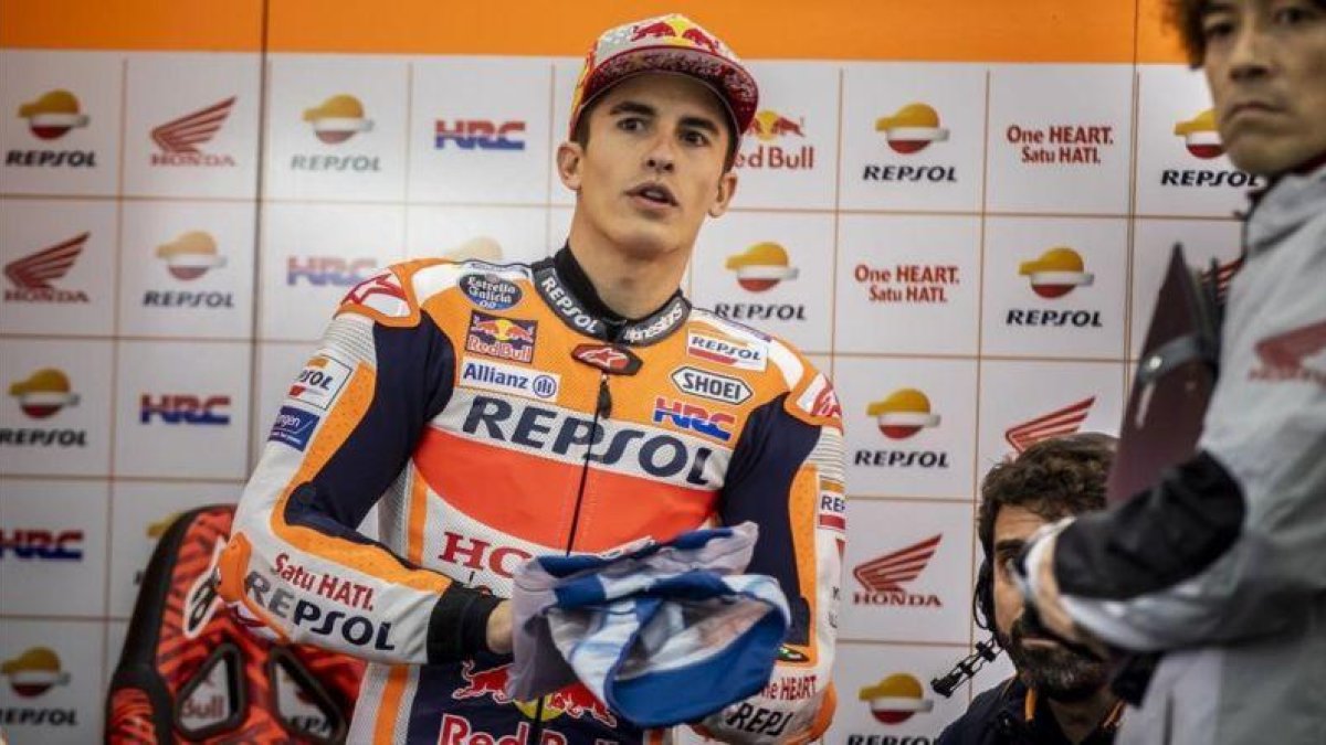 Marc Márquez se asoma a la pista de Cheste para ver si sigue lloviendo