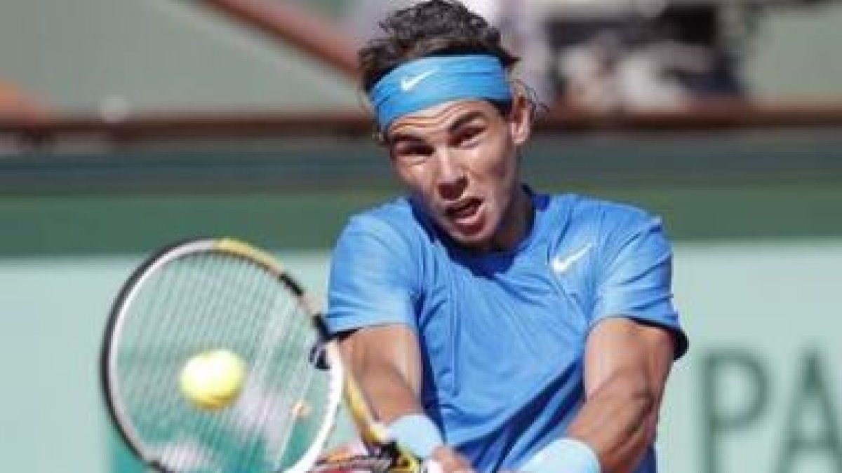 Nadal devuelve la bola al sueco Robin Soderling durante su partido de cuartos de final.