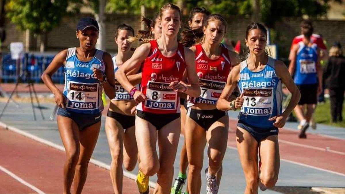 Nuria Lugueros, a la derecha de la imagen, conquistó la segunda posición en Huelva.