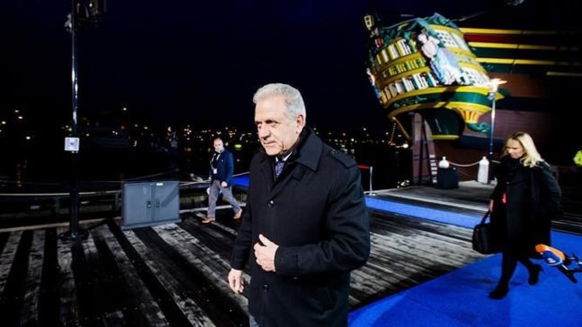Avramopoulos, a su llegada a la reunión informal de ministros de Interior, en Ámsterdam, este lunes.