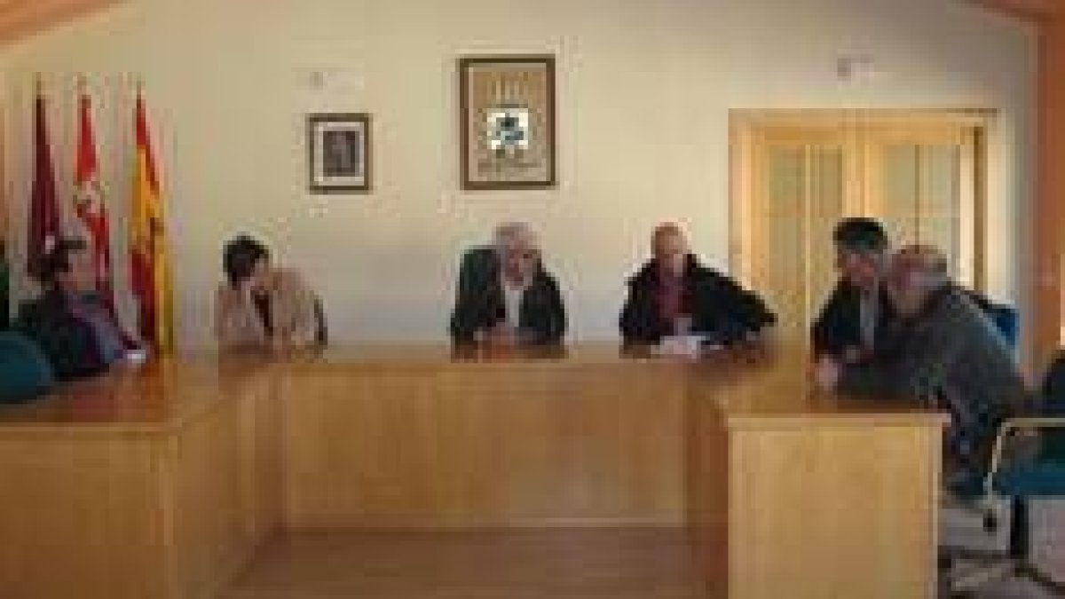 Un momento de la reunión de los alcaldes con los técnicos de REE