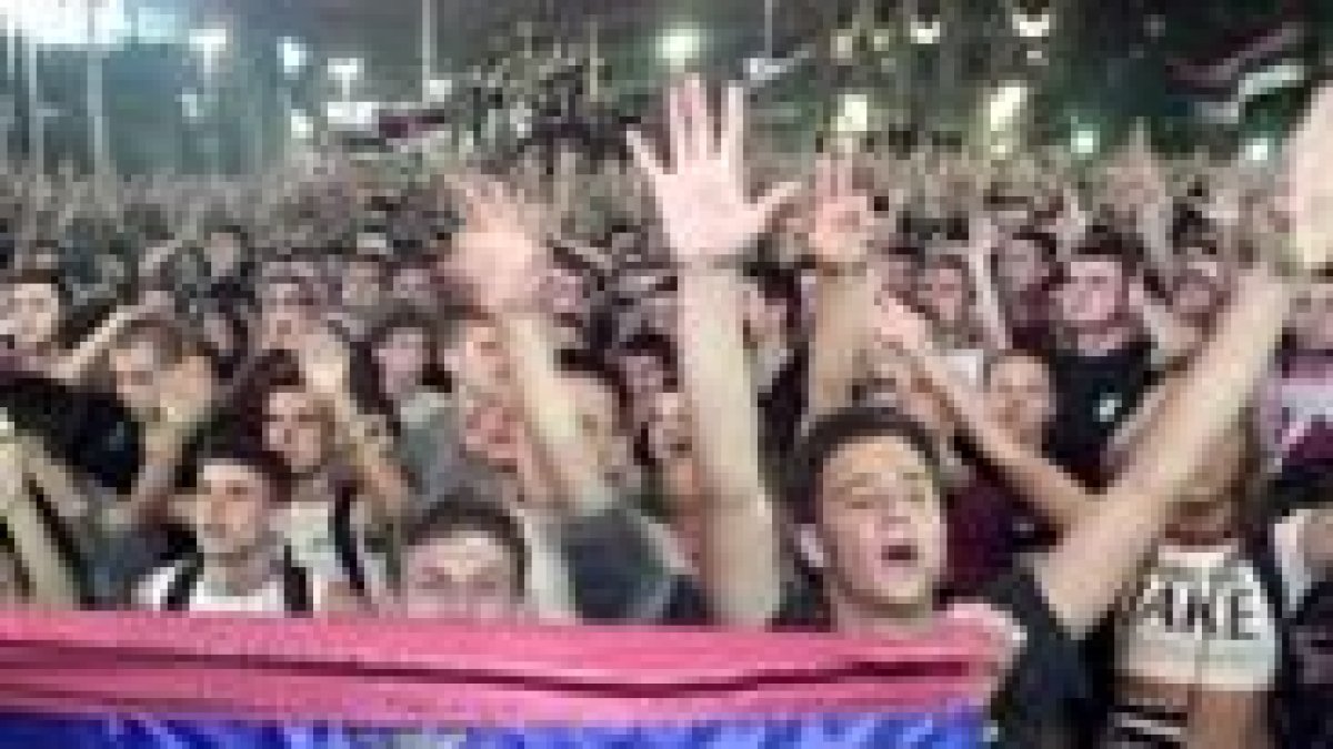 Aficionados serbios celebran el quinto título mundial de Yugoslavia