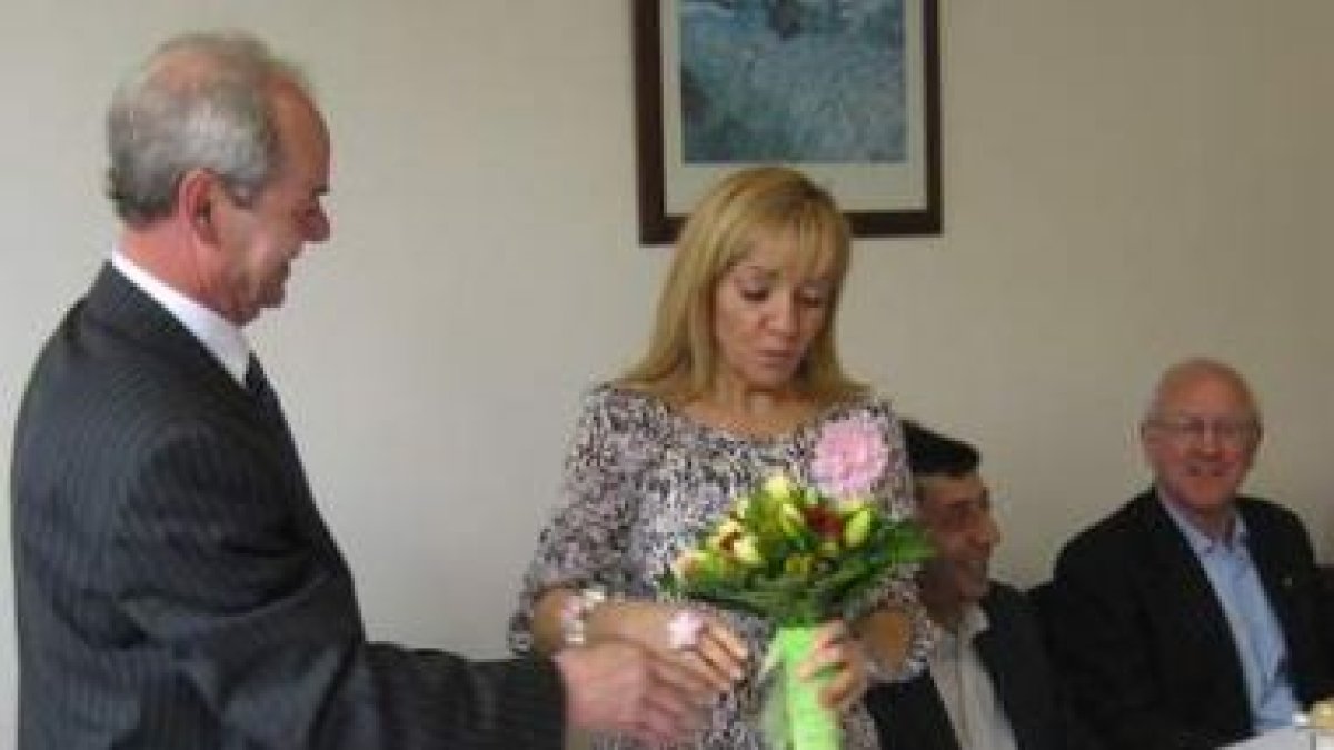 El pedáneo de San Román de Bembibre, Pablo Núñez, ayer con Isabel Carrasco.