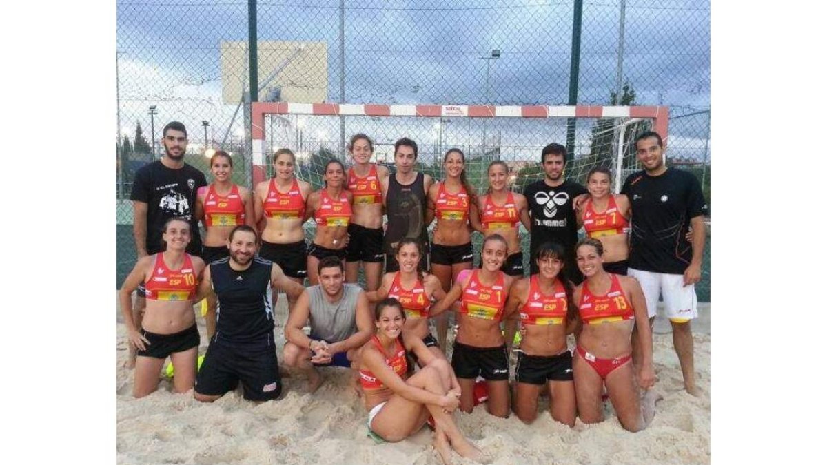 La leonesa Caño, cuarta por la izquierda en la fila superior