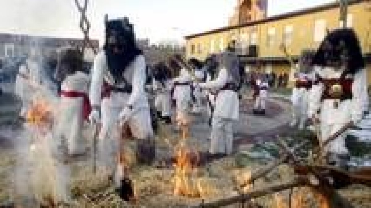Tras el asedio, los malvados jurrus dan fuego a la localidad