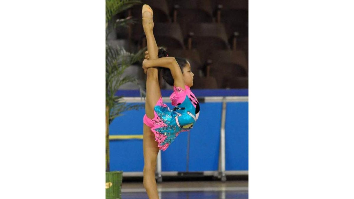 La gimnasta leonesa Paula Serrano, de siete años.