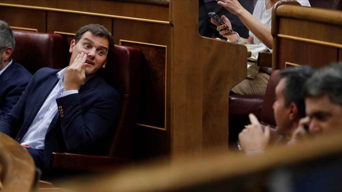 El presidente de Ciudadanos, Albert Rivera, durante el pleno celebrado este viernes 27 en el Congreso.  /