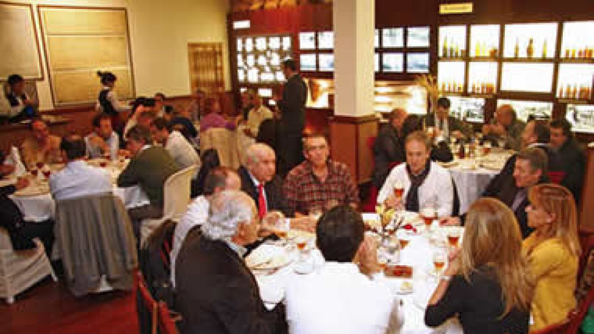 La cita del maridaje en la capital sevillana, concurrida.