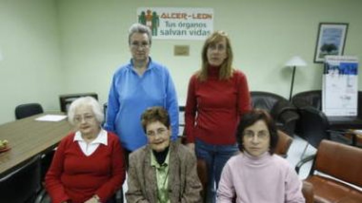 Candela Soto, a la izquierda, sentada, junto a parte de los miembros de la junta directiva de Alcer