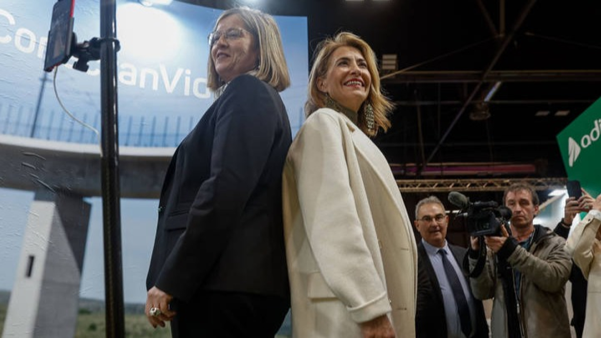 La ministra de Transportes, Raquel Sánchez, junto a la presidenta de Adif, María Luisa Domínguez, durante su visita a la Feria Internacional de Turismo (Fitur). DANIEL GONZÁLEZ