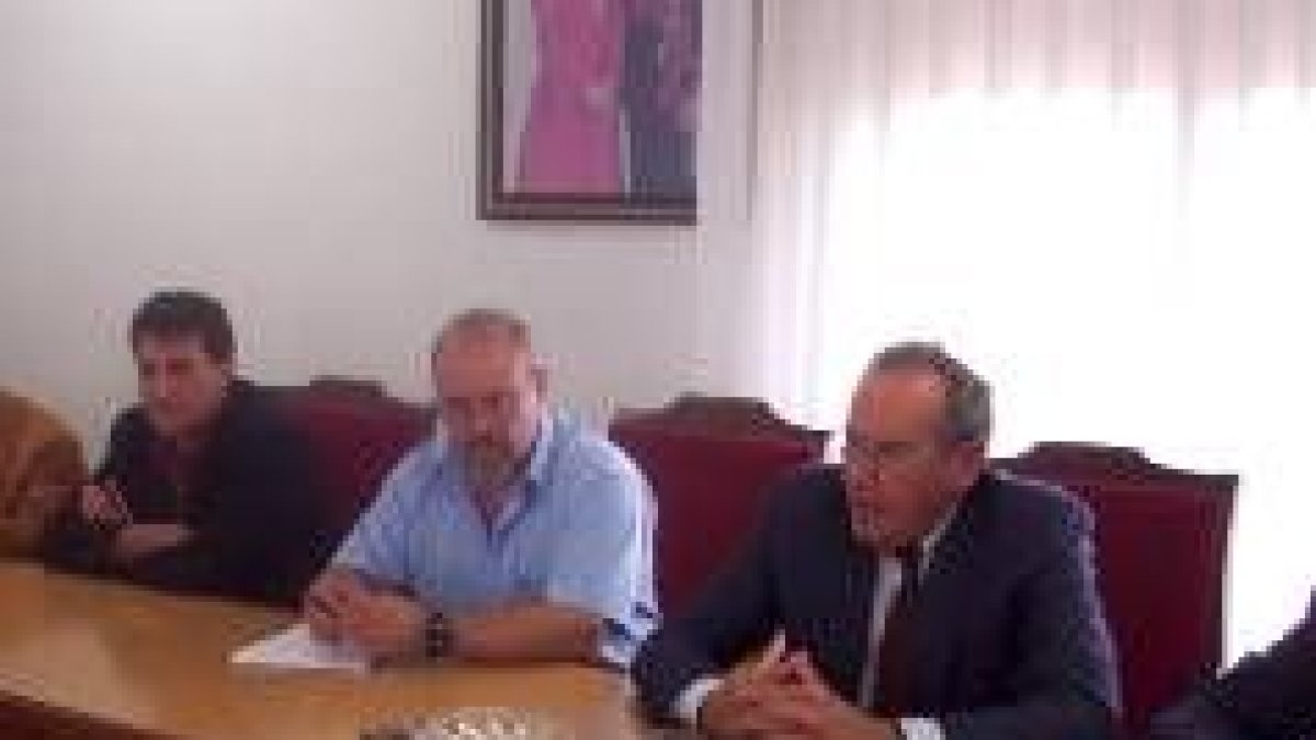 Fidentino Reyero, Donato Caño y Edmundo Bayón explicaron las razones del retraso de las obras