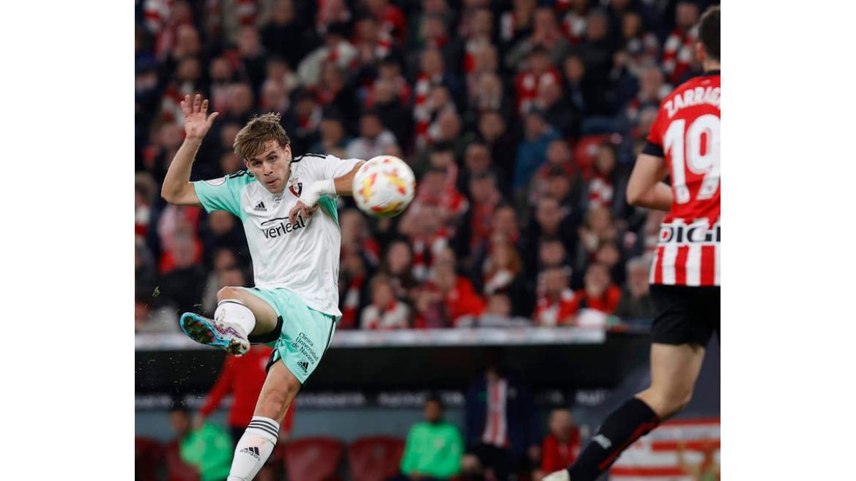 Pablo Ibáñez en el momento de golpear el balón que ponía el 1-1. TOÑA