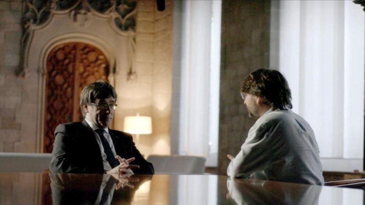 Carles Puigdmenont y Jordi Évole, en el Palau de la Generalitat.