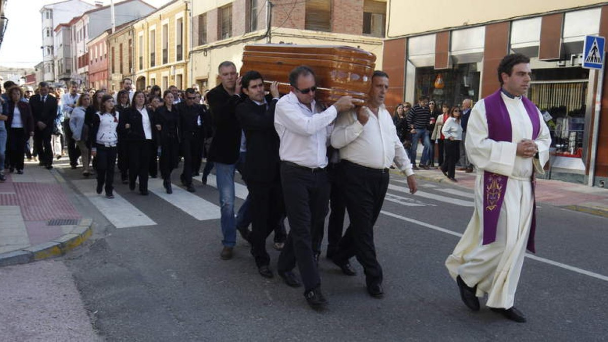 El féretro con los restos mortales de María Valladares fue trasladado a la iglesia a hombros de familiares y amigos.