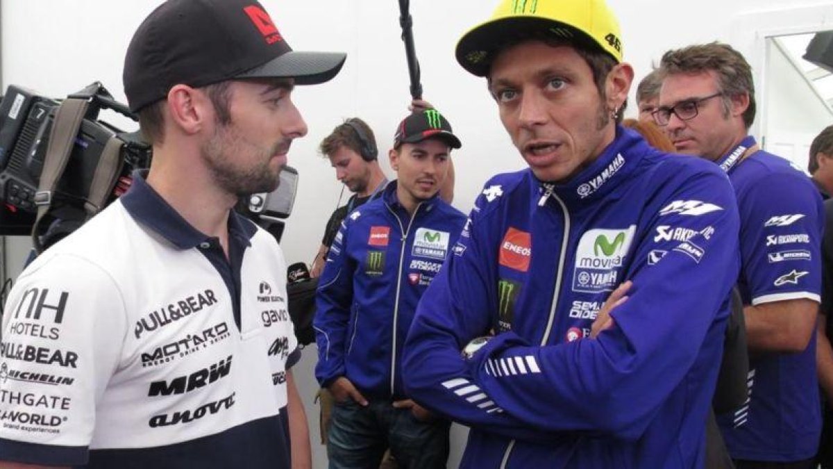Eugene Laverty, Jorge Lorenzo, al fondo, y Valentino Rossi, hoy en Silverstone (Inglaterra).