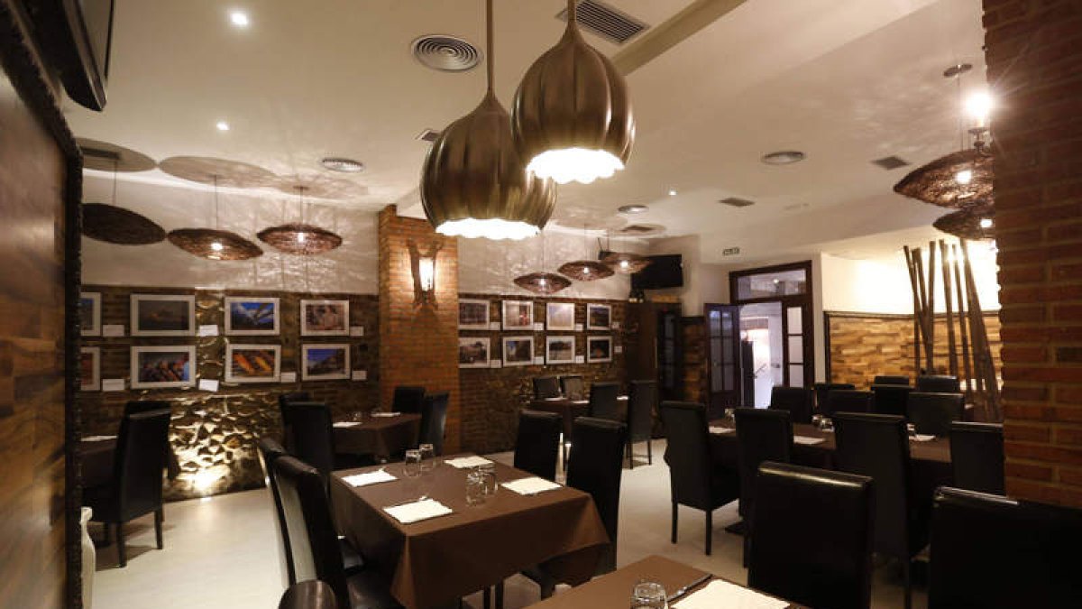 Comedor de El Soportal, cuya decoración mezcla con total sintonía ladrillo, madera y canto rodado. Tiene capacidad para unos 60 comensales.