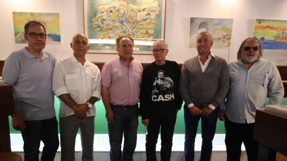 Fer, flanqueado por organizadores y representantes. RAMIRO