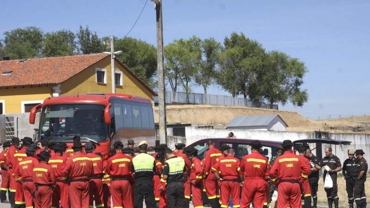 El escuadrón leonés de la UME, antes de desmovilizar el incendio de la Sierra de Béjar.