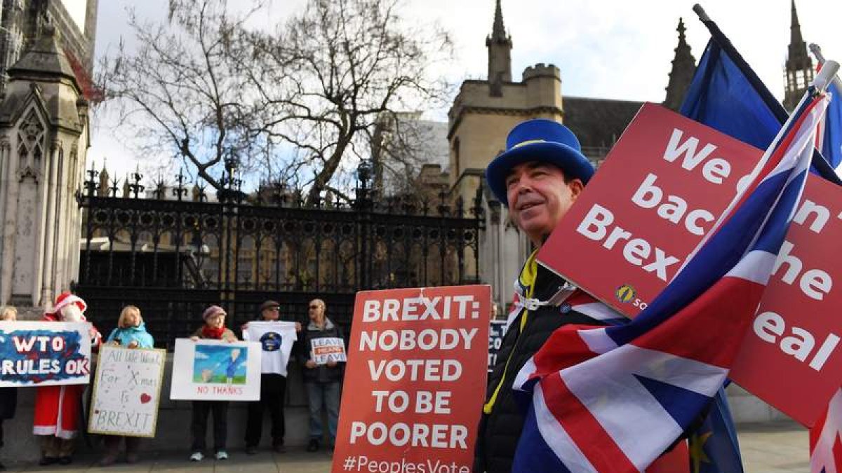 Activistas pro y anti ‘brexit’ se manifiestan frente al Parlamento en Londres. ANDY RAIN