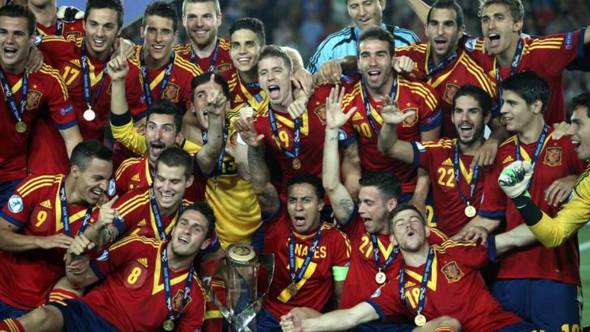 Los jugadores de la selección española sub 21 celebran con el trofeo la victoria conseguida ante Italia en la final del Europeo.