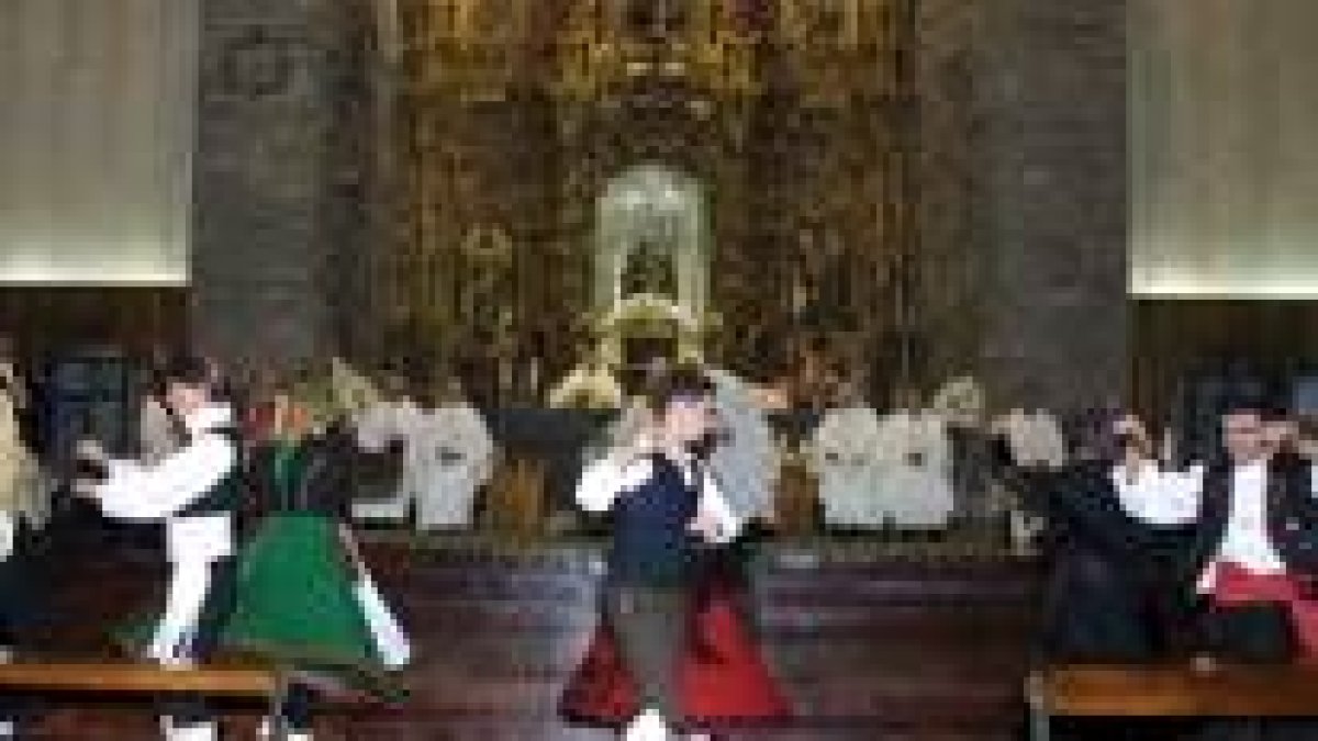 La ofrenda a la Virgen del Camino va acompañada de bailes y cánticos