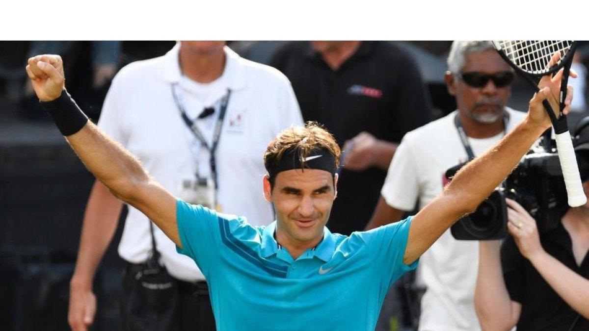 Roger Federer celebra su victoria en Stuttgart.