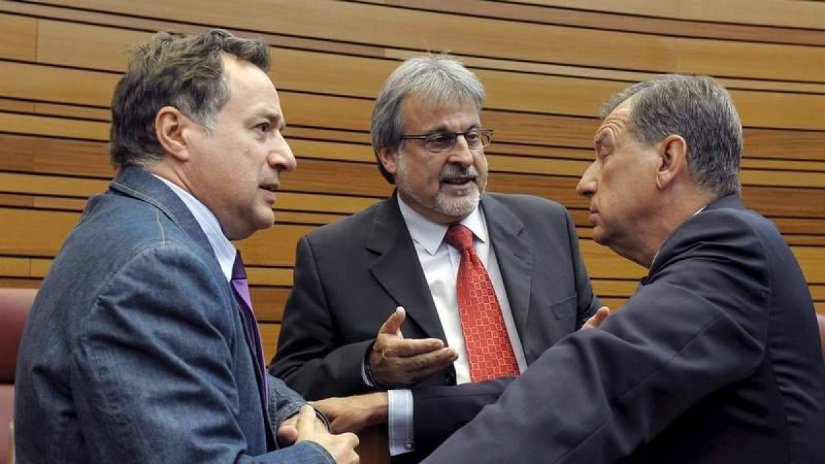 Alejandro Valderas y José María Gonzalez conversan con Mateos en el Pleno de ayer.