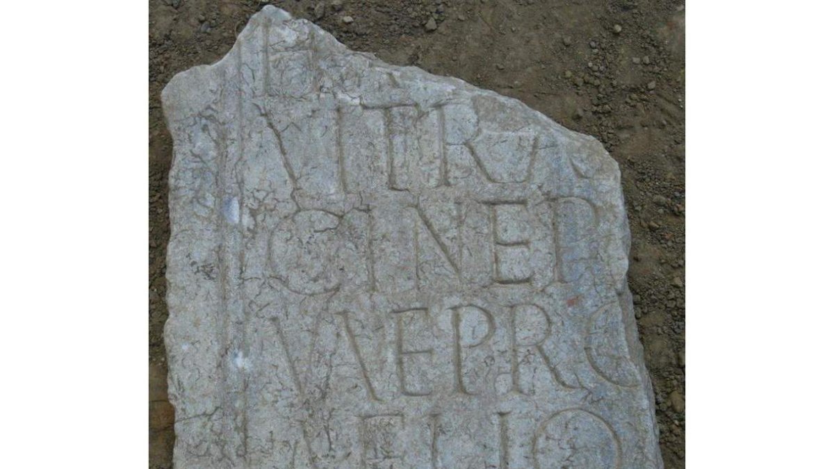 Detalle de una estela de mármol con una inscripción dedicada a Antonio Pio, Emperador romano del siglo II, hallada en la excavación de la calle San Pelayo. ARCHIVO