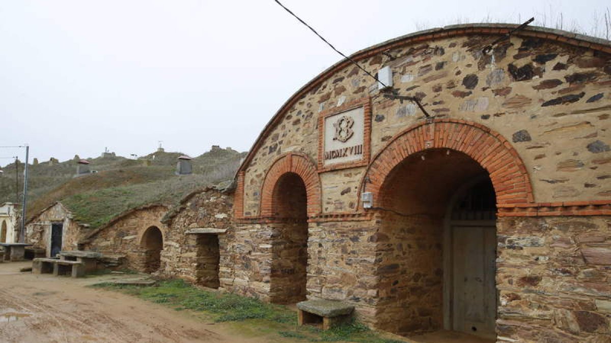 En el centro de estas páginas la entrada a la impresionante bodega del médico Baltasar Otero, considerada la más grande Europa; en la página de la izquierda, arriba imagen de la iglesia de San Adrián del Valle, bello ejemplo de la arquitectura religiosa popular; abajo, varios vecinos en una de las calles del pueblo. Sobre estas líneas se observa los restos que quedan de un fábrica de licores; abajo, se ve un palomar ubicado en las inmediaciones de la localidad, en medio de los campos ideales para el paseo a pie o en bicicleta