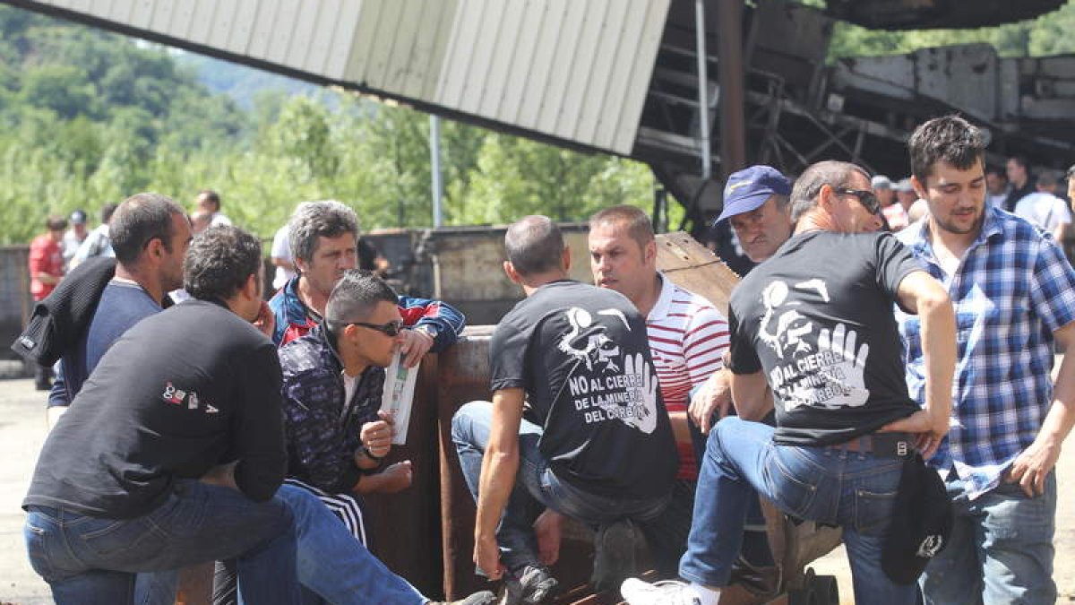 Los mineros se concentraron en la bocamina del pozo de Santa Cruz.
