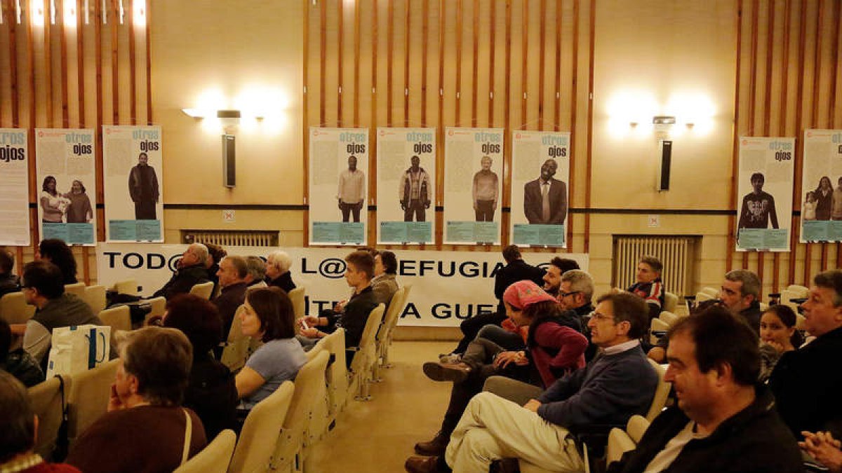 Accem colgó en el salón de actos de UGT la exposición didáctica sobre refugio y asilo. SECUNDINO PÉREZ