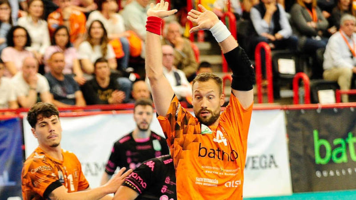 Popovic en el partido de la recién concluida temporada frente al Abanca Ademar en Torrelavega. DL