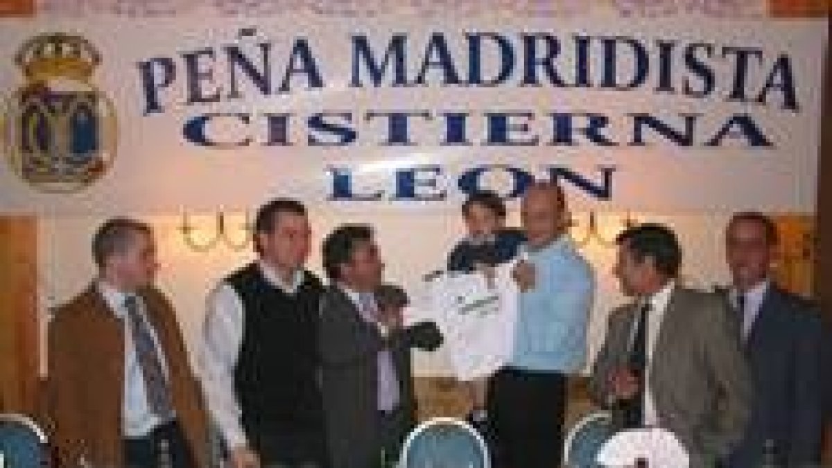Homenaje al socio más joven de la Peña Madridista de Cistierna Álvaro Rodríguez