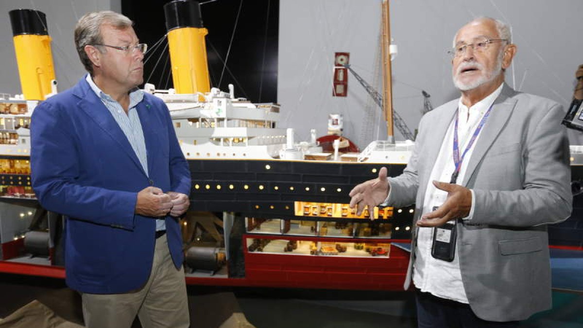 El alcalde Antonio Silván y Jesús Ferreiro, presidente de la Fundación Titanic, ante la mayor maqueta del trasatlántico. RAMIRO