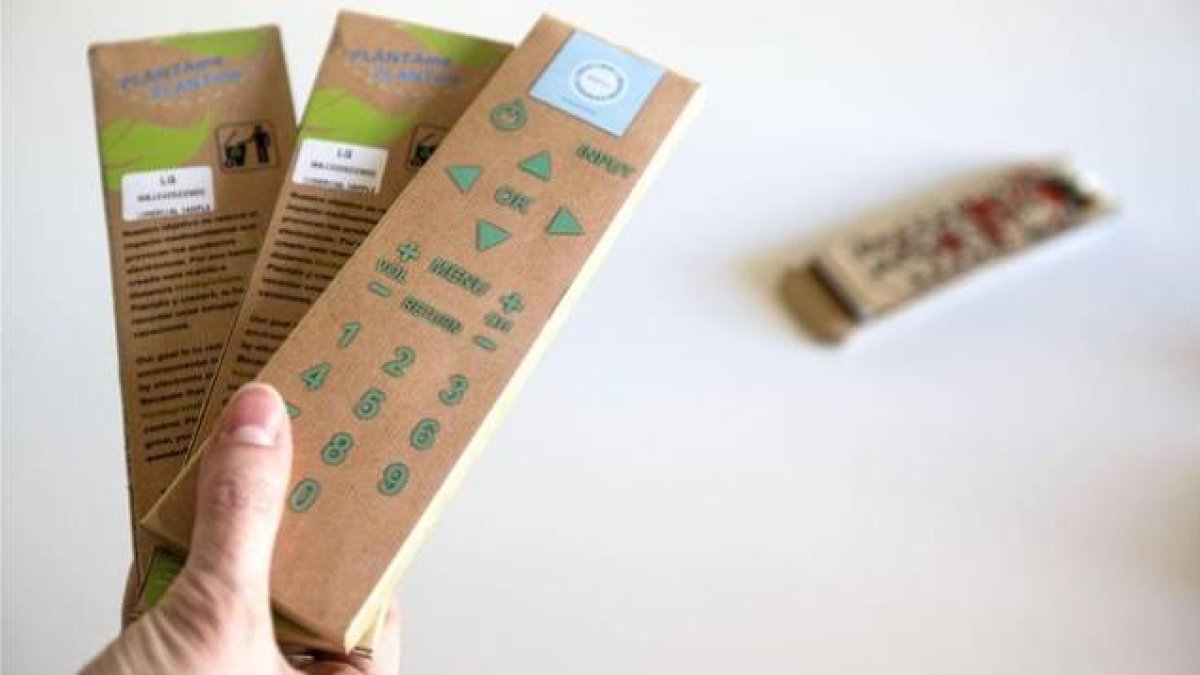 Imagen de los nuevos mandos a distancia para el televisor biodegradables.