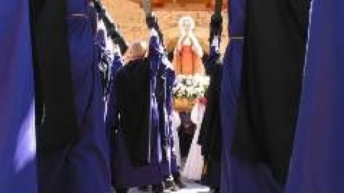 La Virgen, vista desde el paso del Resucitado cuando los braceros lo elevaron sobre sus cabezas