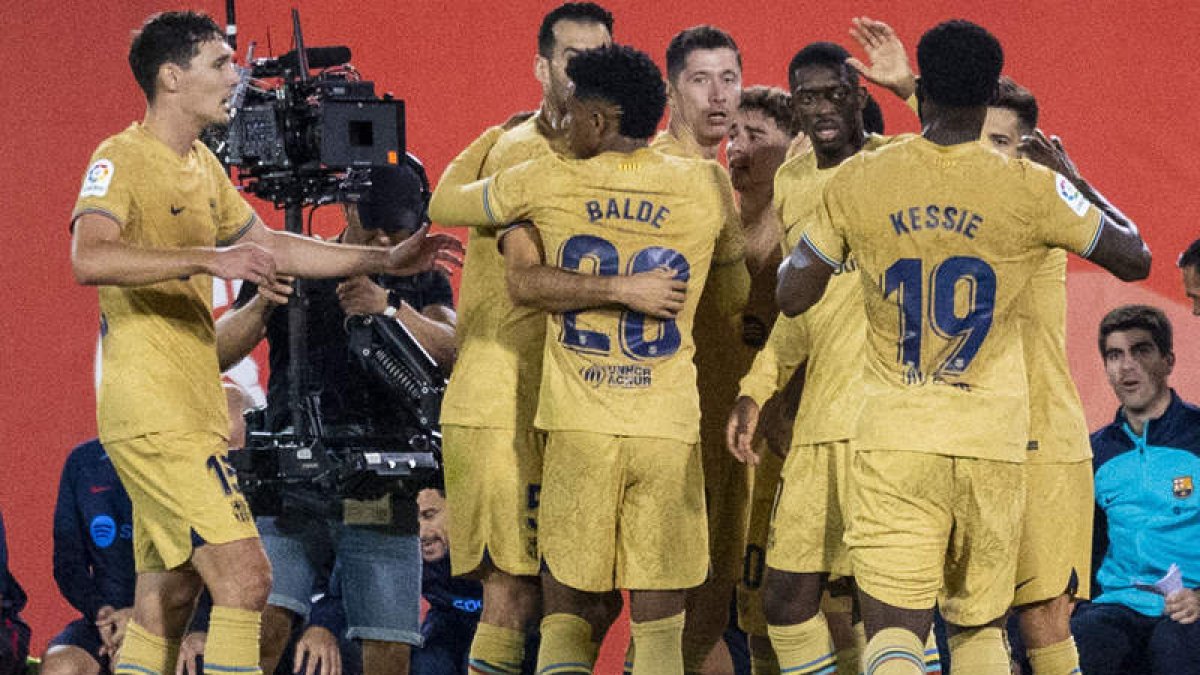Un único tanto de Lewandowski le sirvió al Barcelona para vencer en Mallorca. CATI CLADERA
