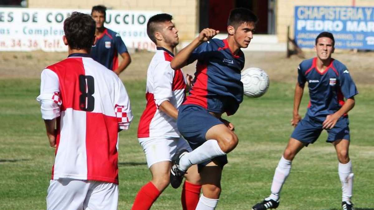 El equipo arlequinado se vio superado por el cacereño a pesar de sus esfuerzos.