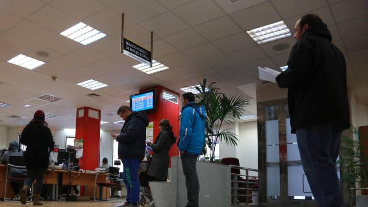 Varias personas, en una oficina pública de empleo