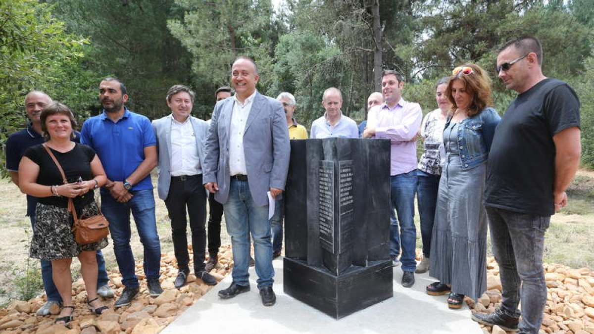 Presidente del Consejo, consejeros y alcaldes del Bierzo ayer en Fresnedo. L. DE LA MATA