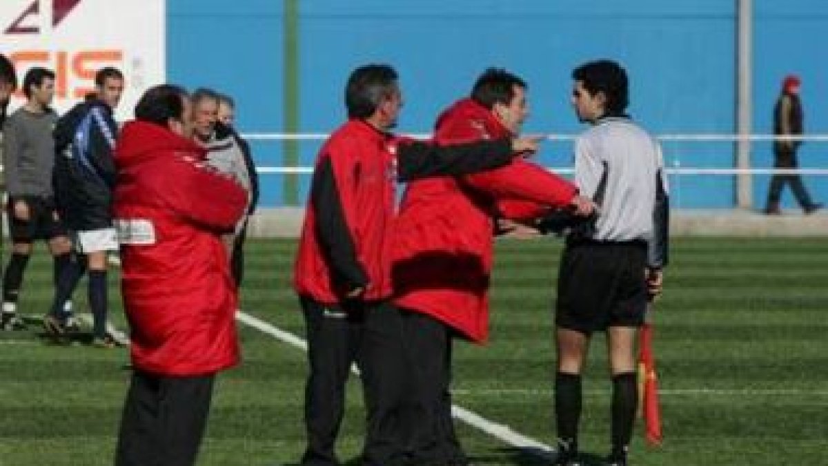 Valiño, en primer término dirigiéndose a un auxiliar, en su anterior etapa en el Huracán Z.