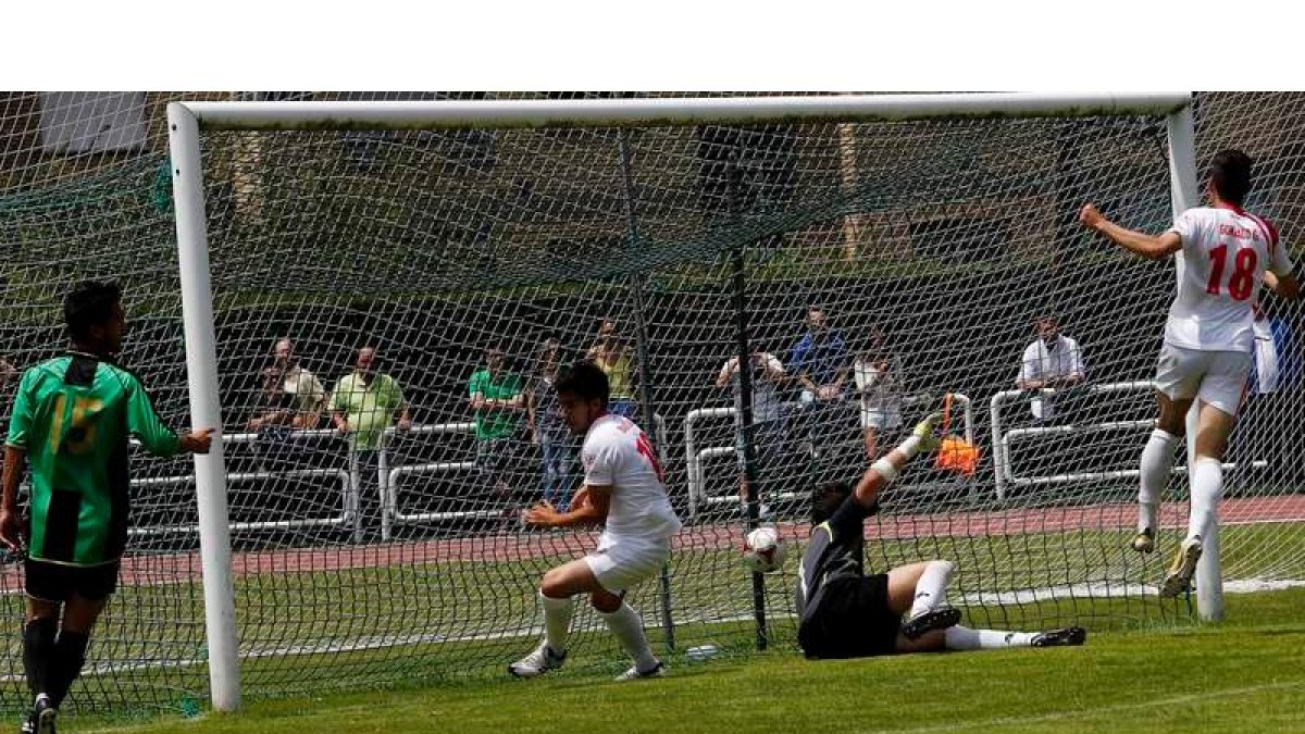 Momento en el que David Álvarez, segundo por la izquierda, marca el segundo gol de la Cultural, el que dio el ascenso al equipo leonés a la categoría de bronce del fútbol español.