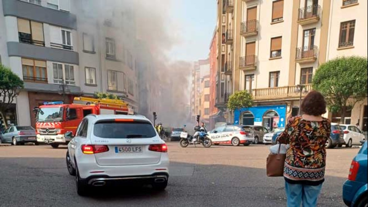 Dotaciones de bomberos y policía local desplazados hasta el lugar del suceso. DL