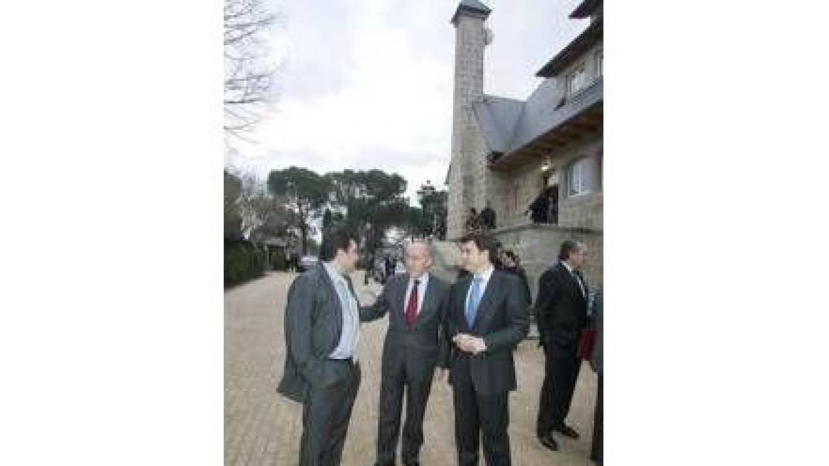 Pizarro, entre Ramón y López Riesco, ayer en la residencia de Endesa