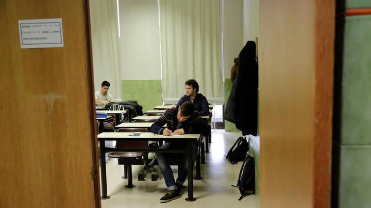 Varios alumnos en una clase de la Facultad de Minas