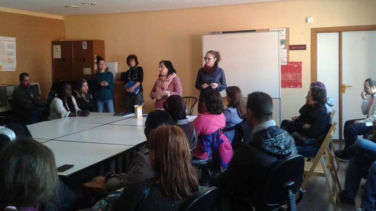 El plan de reinsercción se presentó en la casa de cultura de Nava con gran afluencia de público. DL